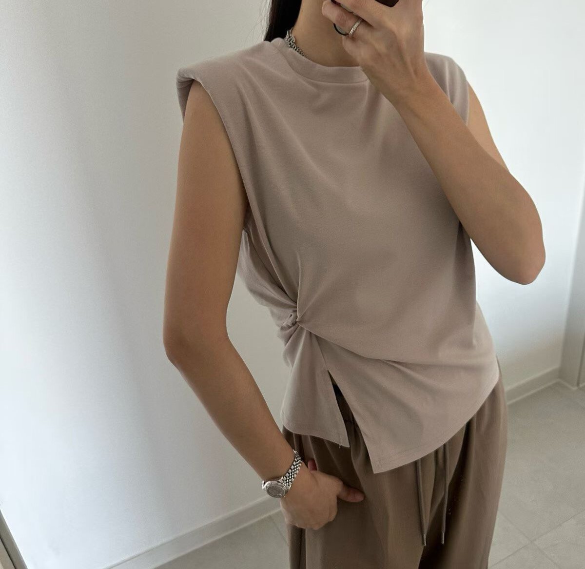 側扭結造型墊肩背心