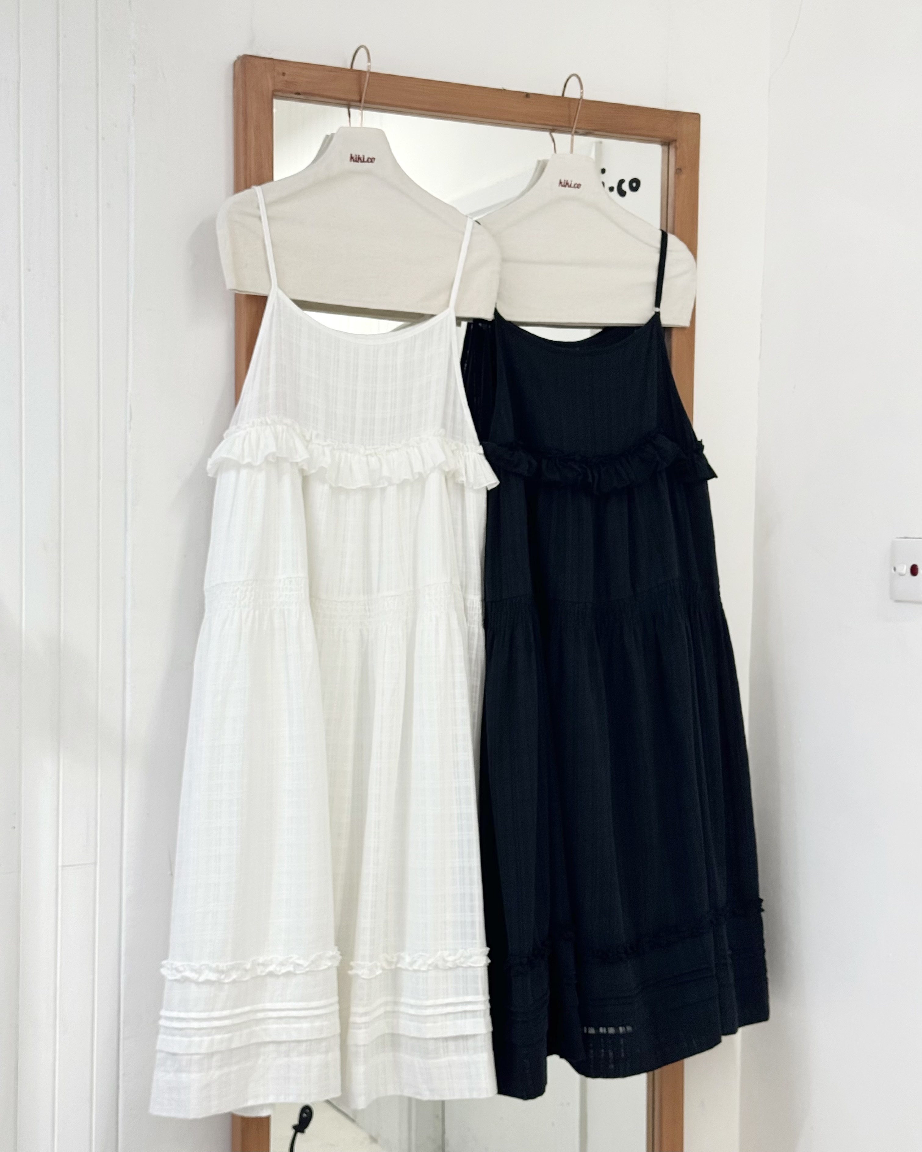 織暗格ruffle細節可調吊帶Onepiece