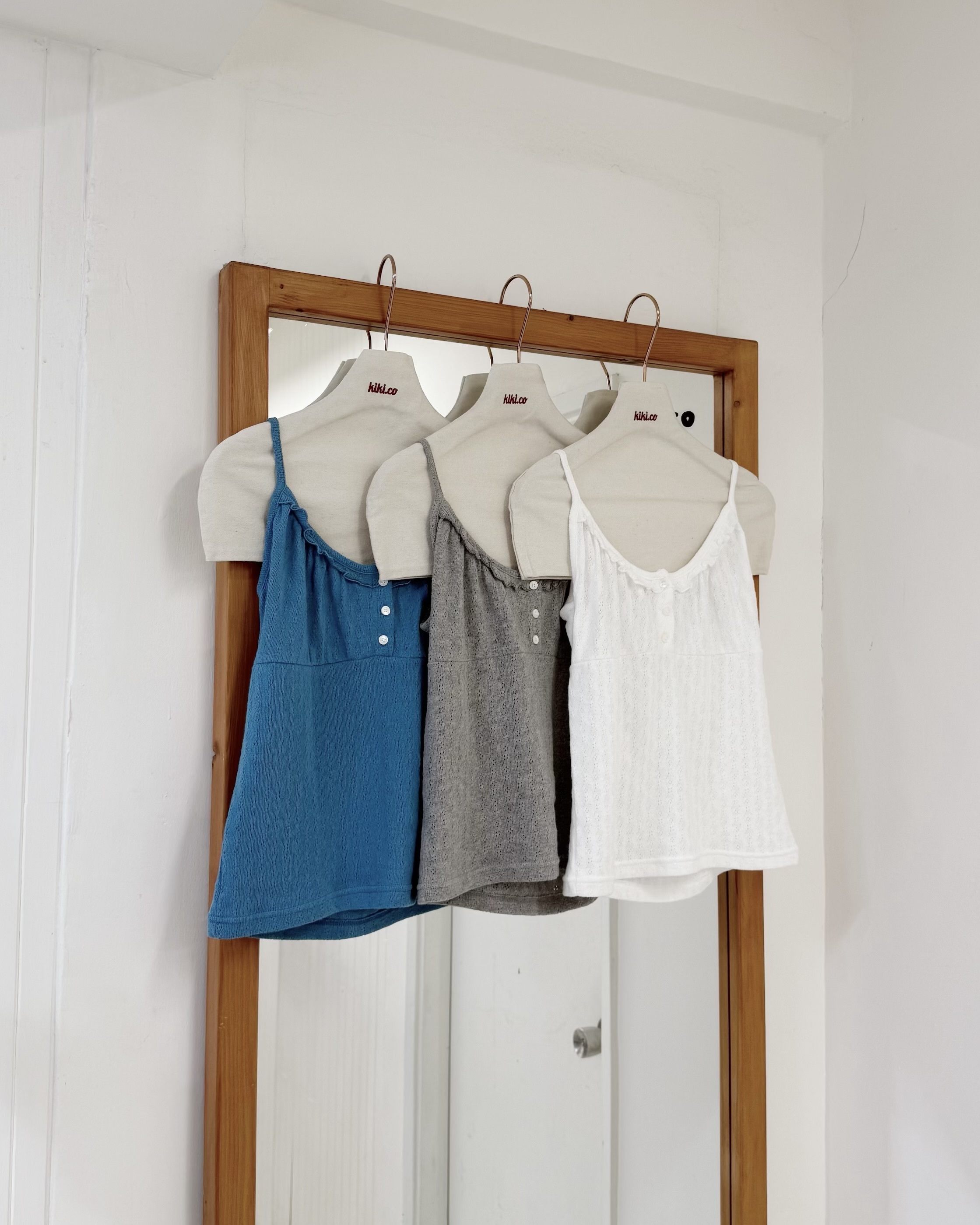 花邊領口半開鈕小背心