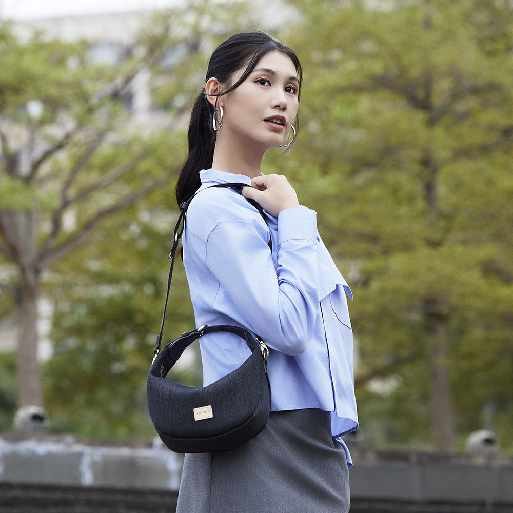 Denim 迷你彎月手提包-丹寧黑