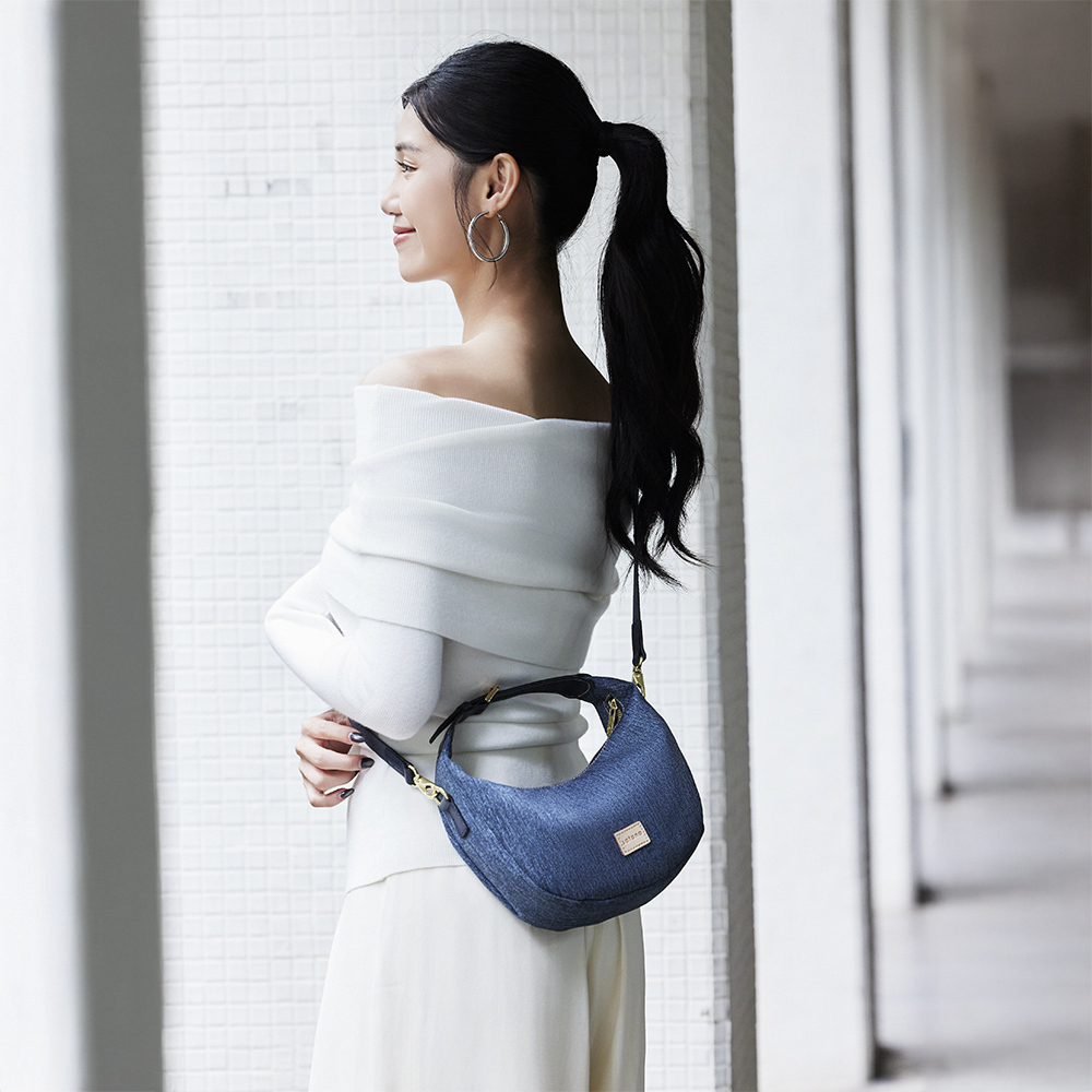 Denim 迷你彎月手提包-深丹寧藍
