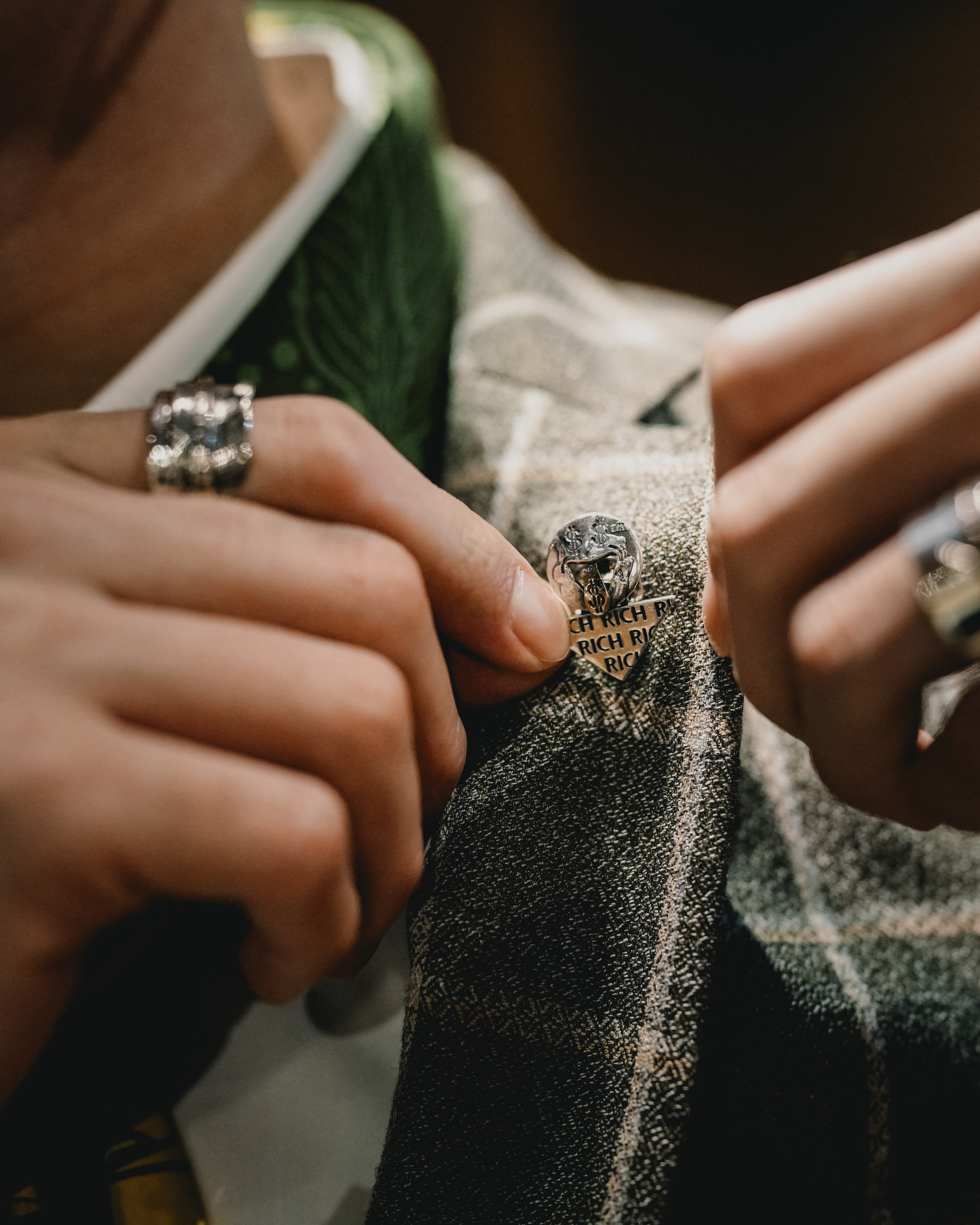 North Works 笑臉紅銅吐舌別針 N-662