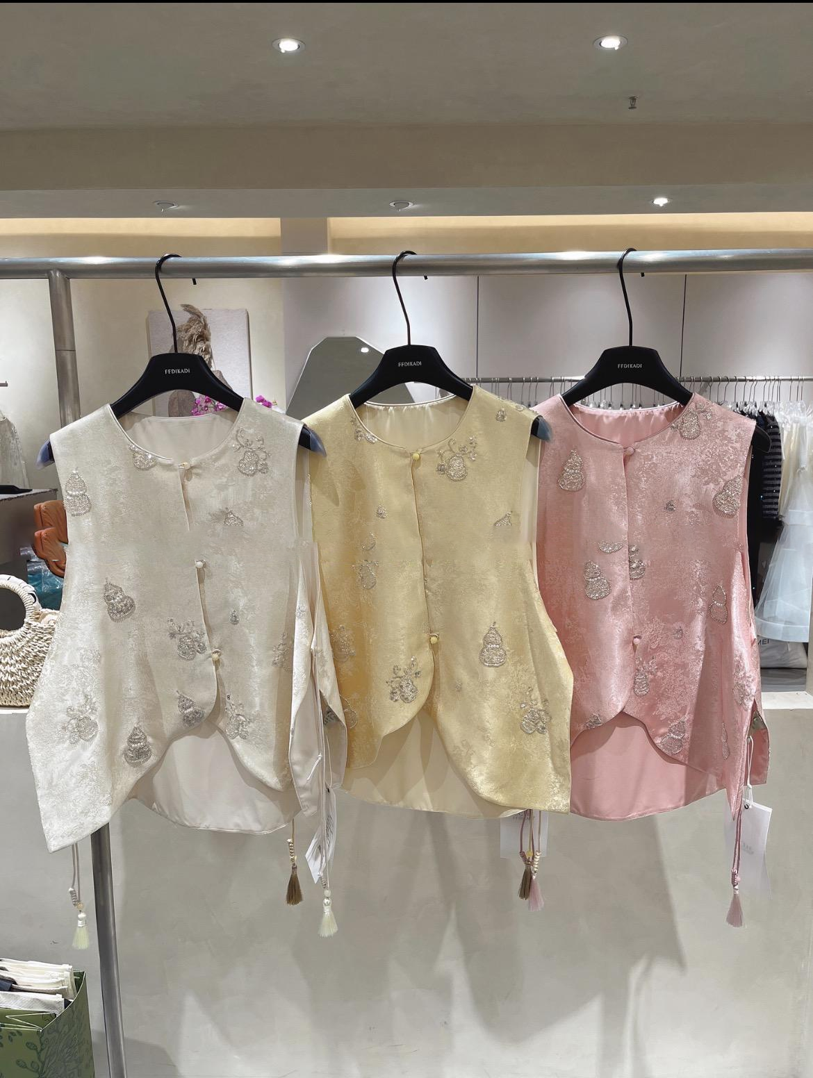 0403gz26-春季服飾-新中式提花葫蘆刺繡國風盤扣緞面馬夾(A26)