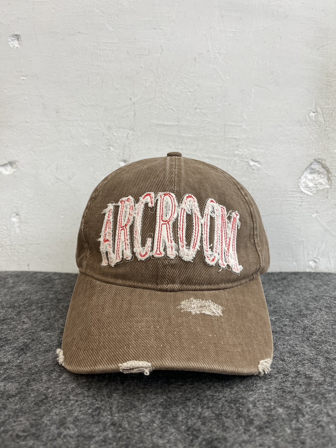 ARC ROOM DAMAGED LOGO CAP BROWN