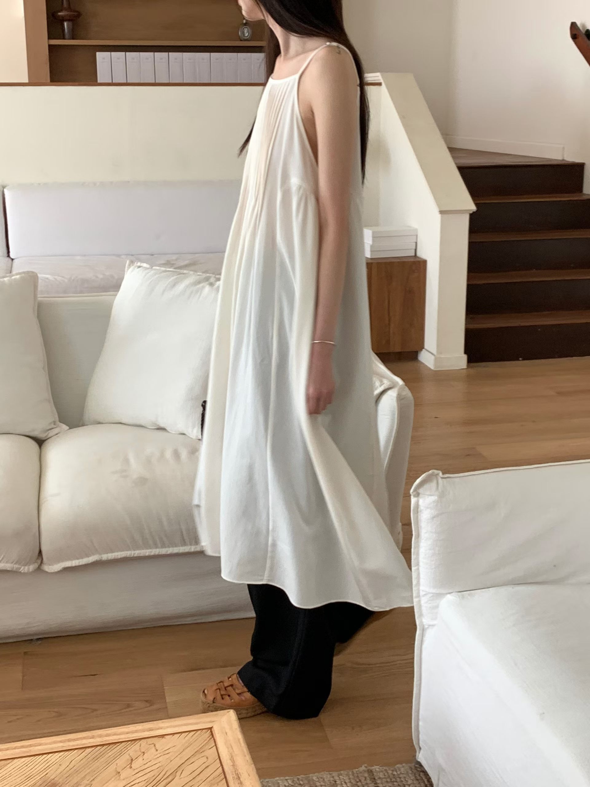 細肩帶皺褶連身裙