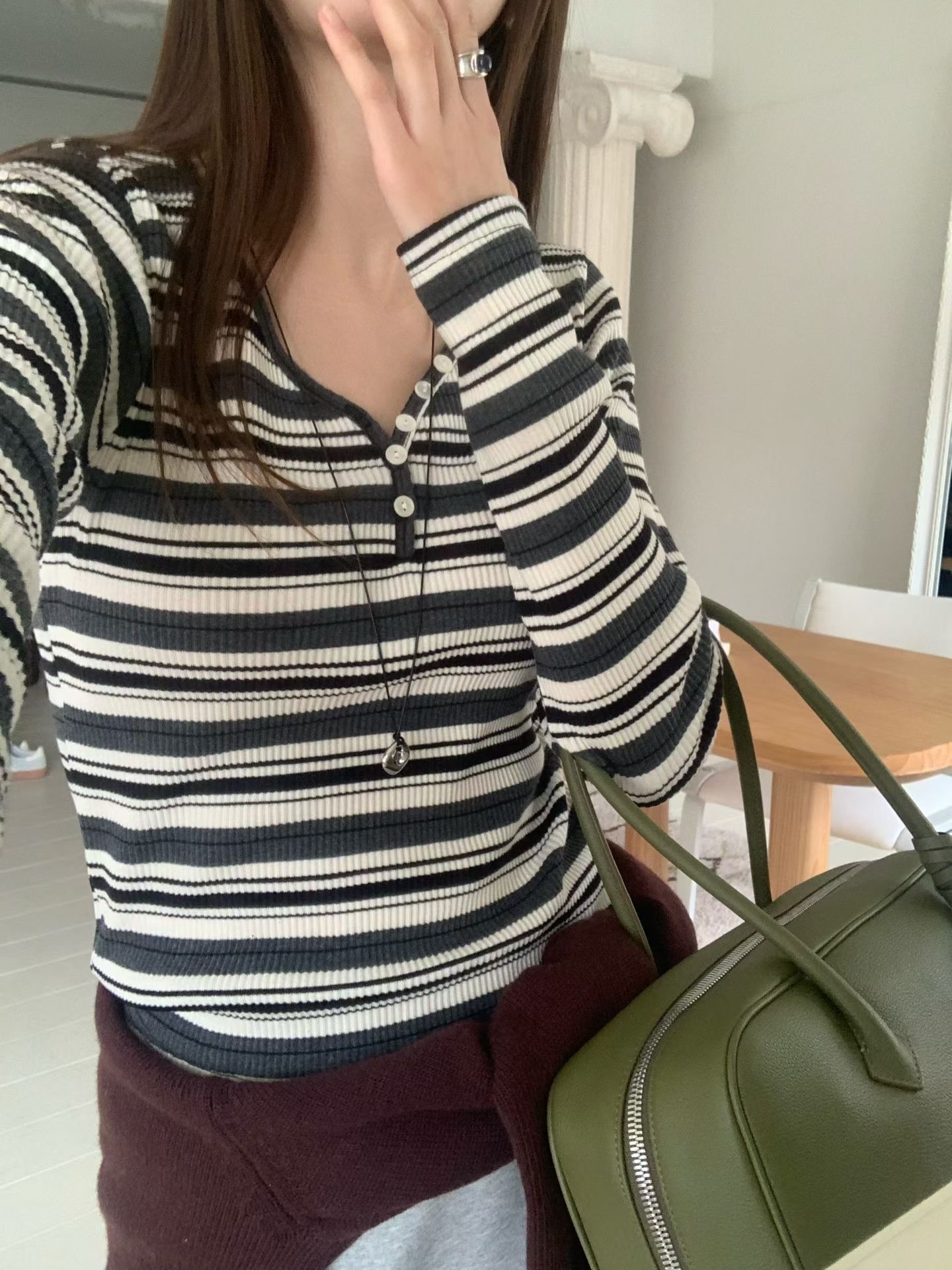 Magnet button v neck long tee