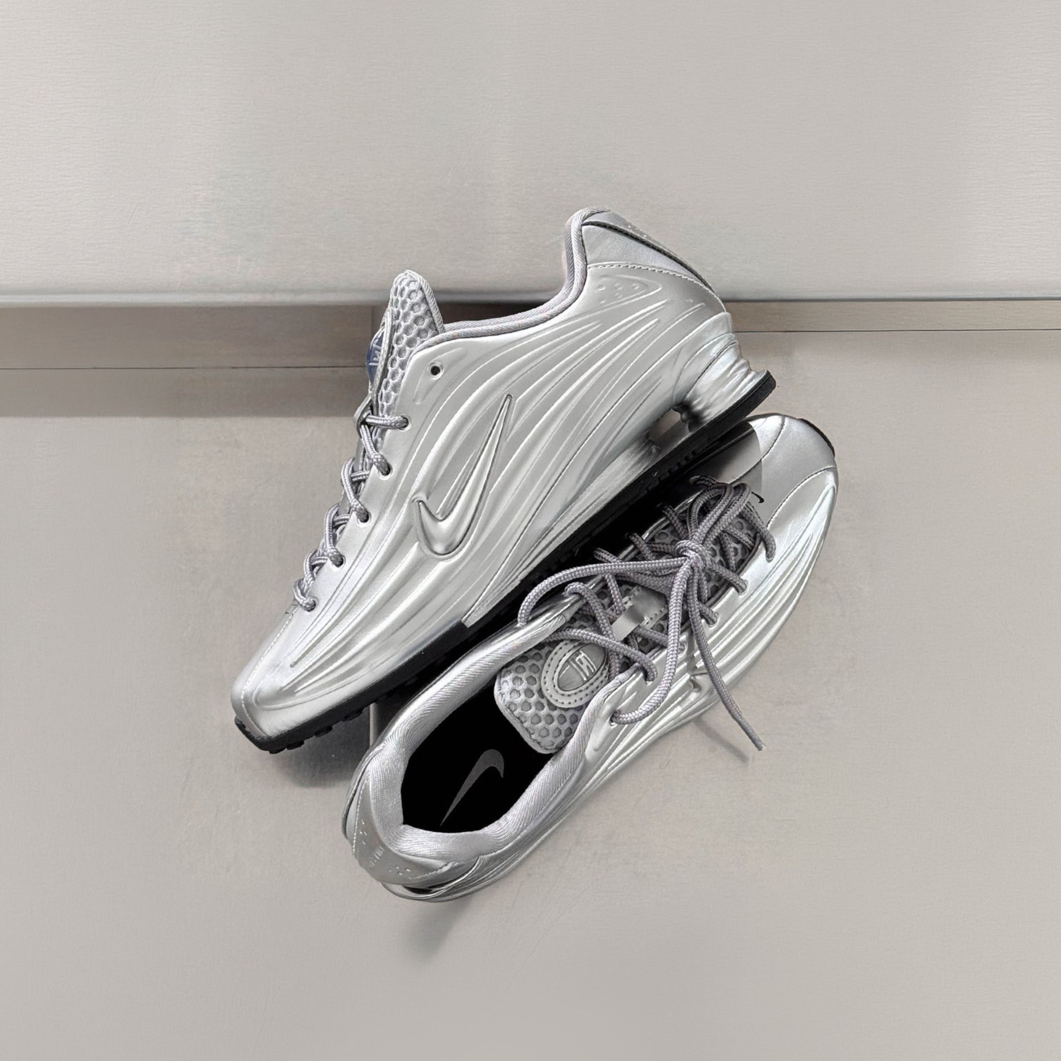 NICEDAY 代購 女款 Nike Metallic Sliver Black 銀色 彈簧 液態銀 IQ7843-002