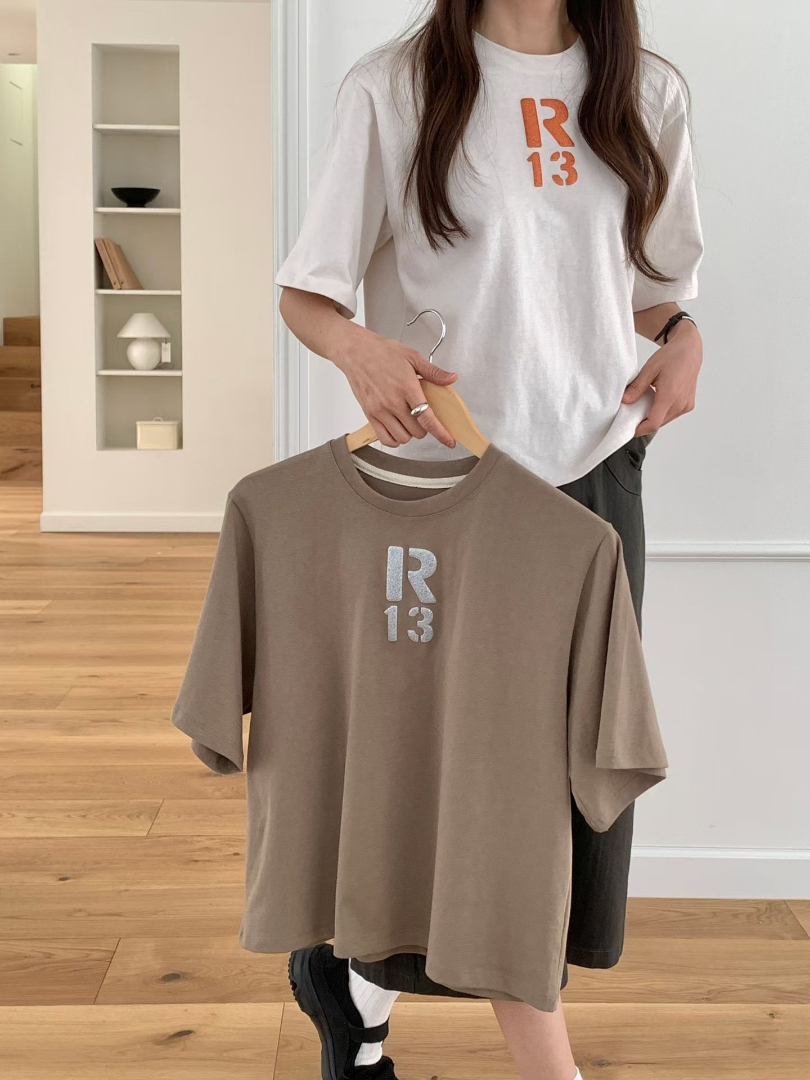 有一點設計但不誇張立體字母設計棉T