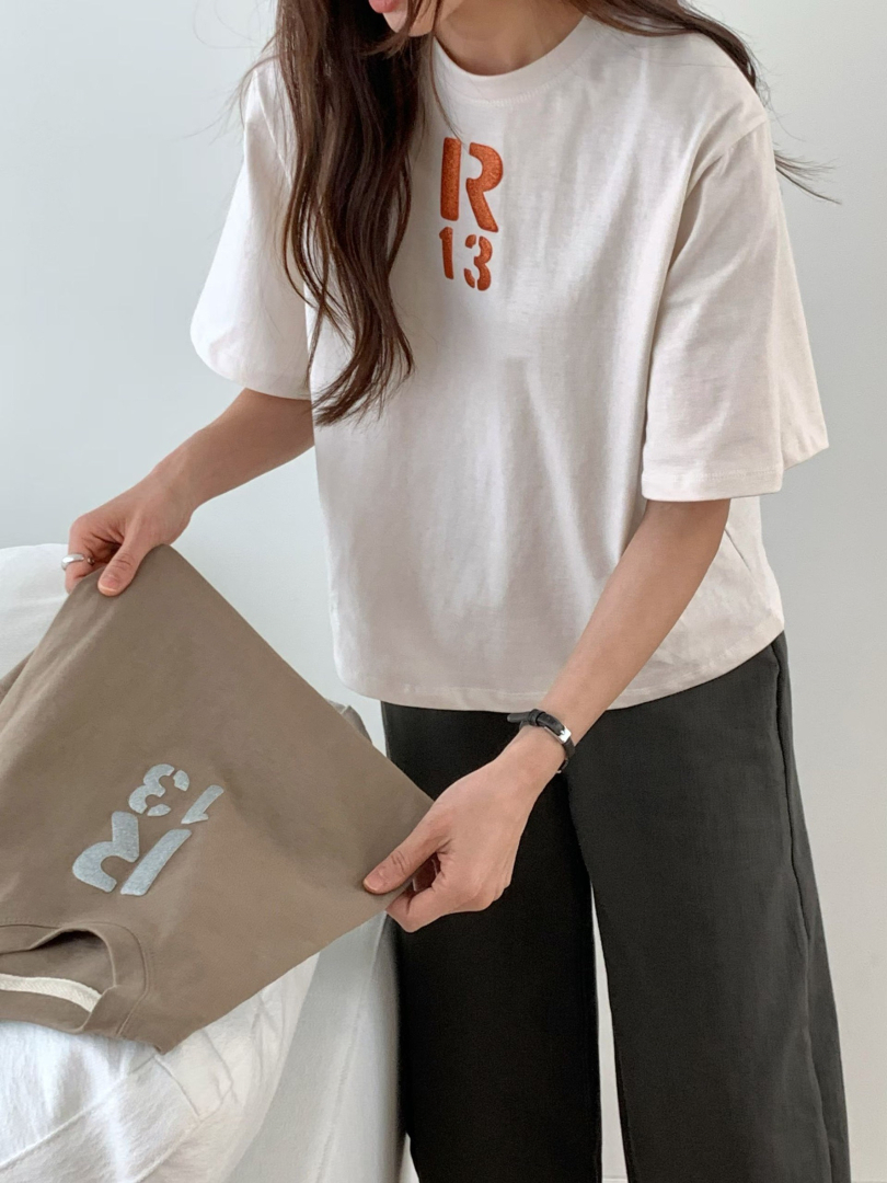 有一點設計但不誇張立體字母設計棉T