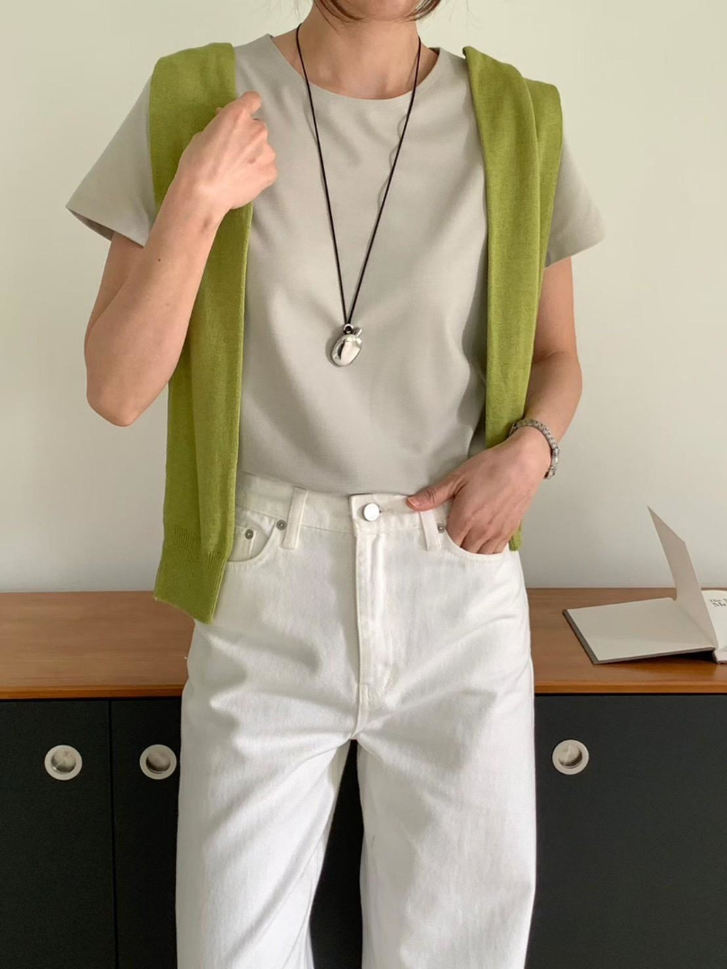 打造簡約卻高級的日常穿搭絲滑上衣