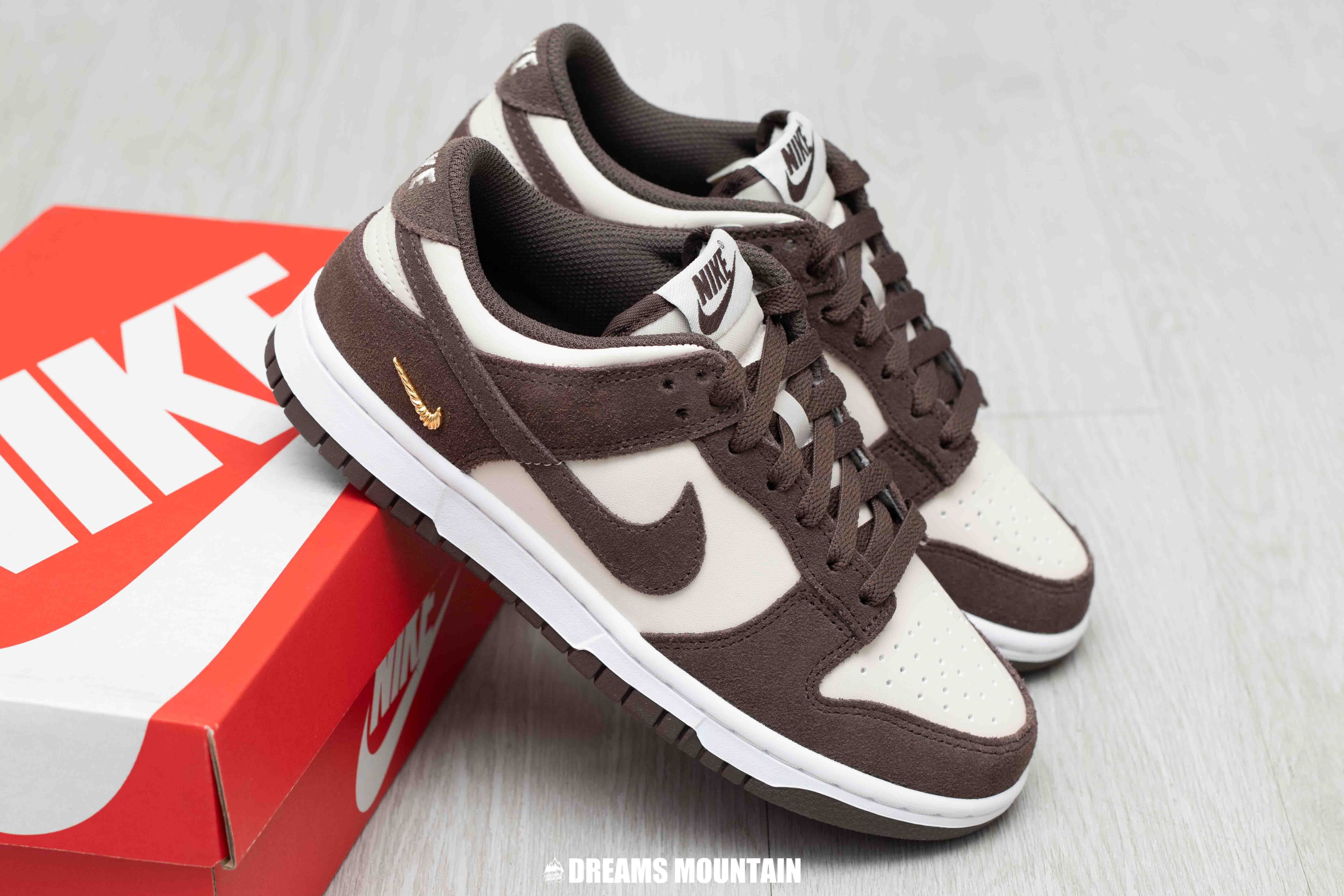 【預訂】NIKE DUNK LOW 小金剔麂皮摩卡可可 -WOMEN