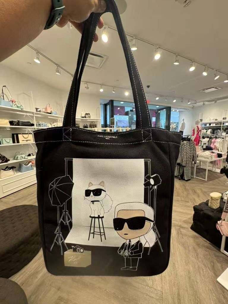 【預購】Karl Lagerfeld H040406 老佛爺與貓咪攝影棚印花托特包