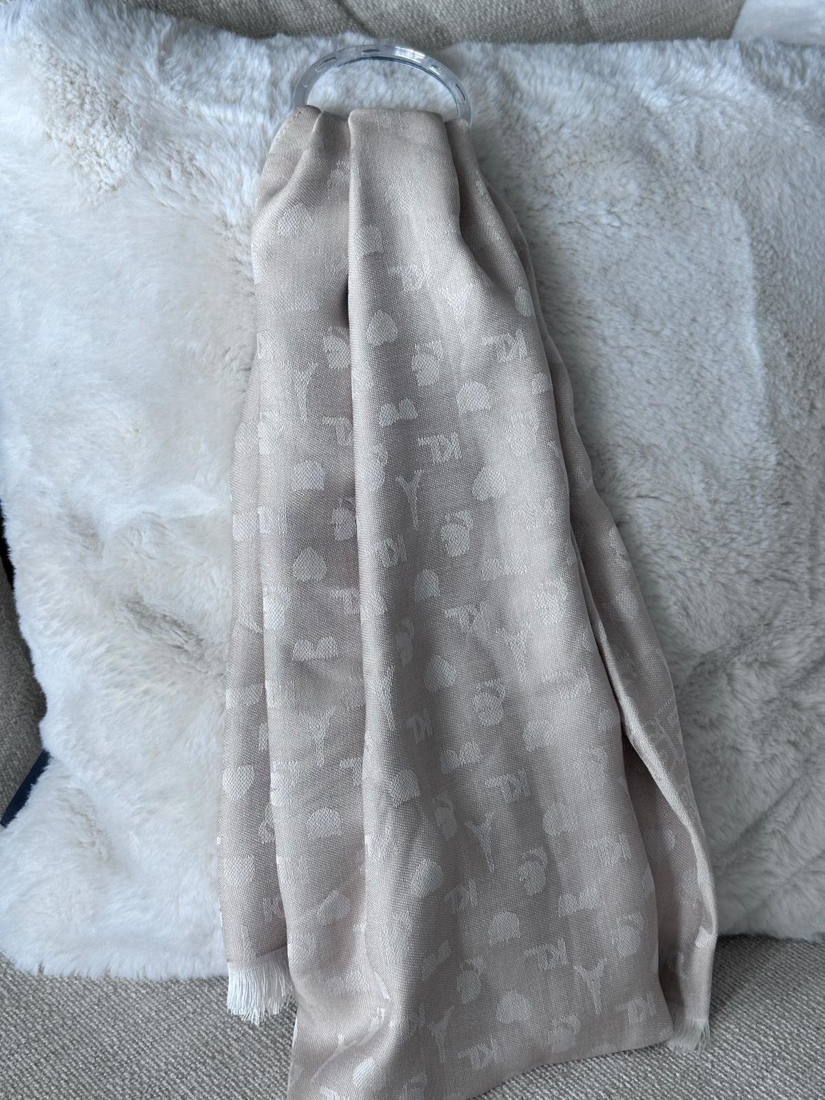 RY02 KL 米色絲巾 (心心+巴黎鐵塔)