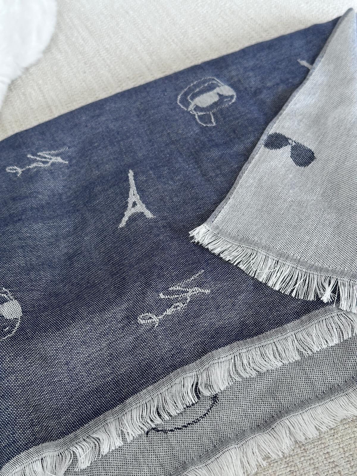 RY05 KL 灰藍拼灰白色老佛爺貓貓絲巾