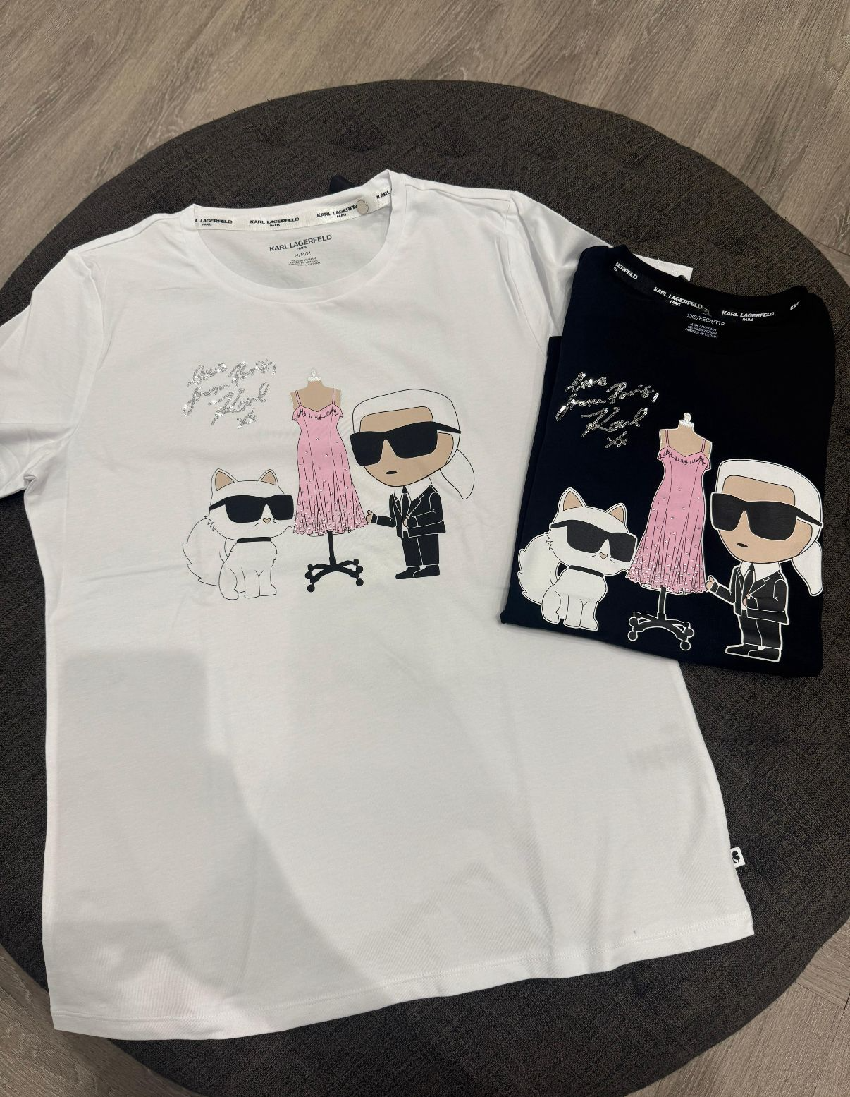 【預購】Karl Lagerfeld H040426 老佛爺與貓咪裁縫圖案 T-Shirt