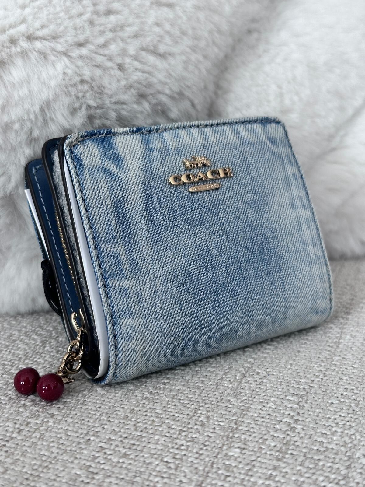 RY12 CO 淺藍色牛仔布短銀包 連吊飾 Snap Wallet In Loved Denim With Charm