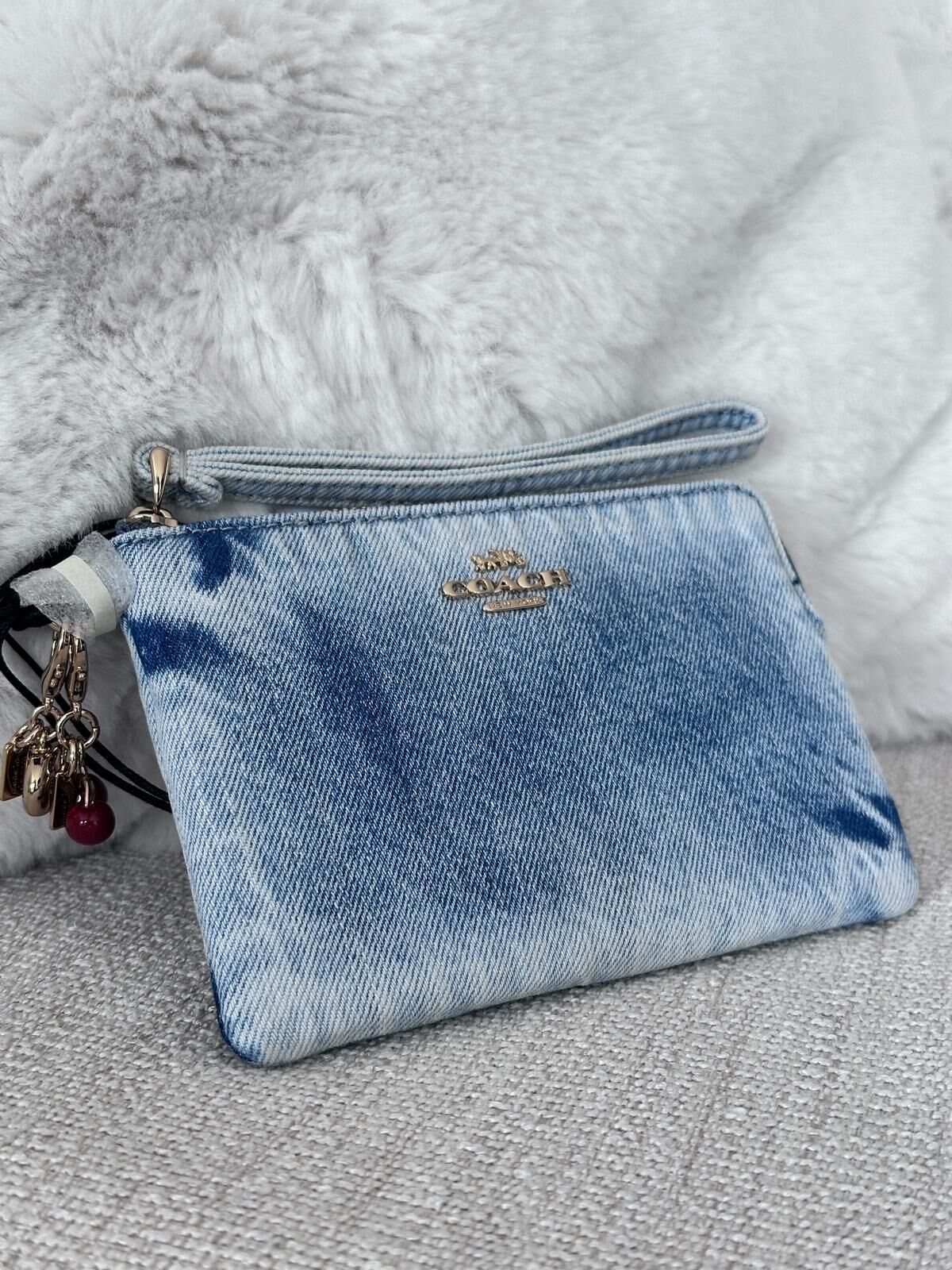 RY13 CO 淺藍色牛仔布手拿包 連吊飾 Corner Zip Wristlet In Loved Denim With Charms