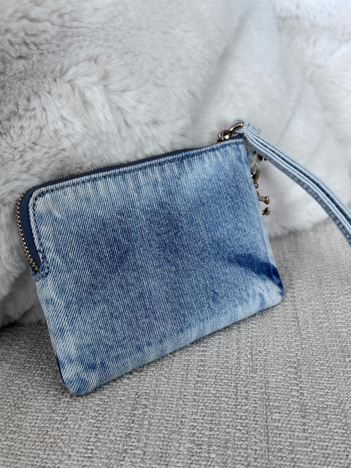 RY13 CO 淺藍色牛仔布手拿包 連吊飾 Corner Zip Wristlet In Loved Denim With Charms