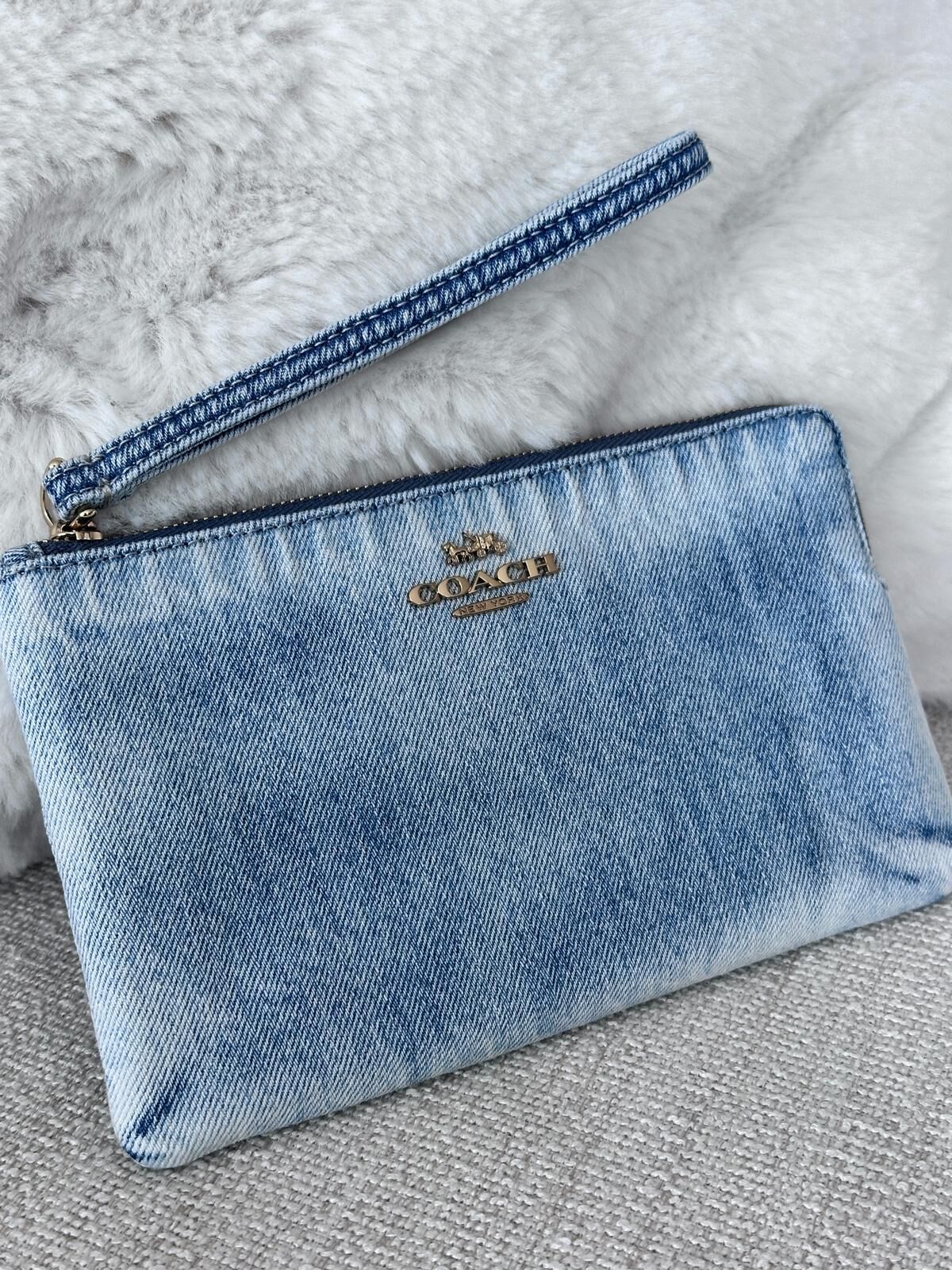 RY14 CO 淺藍色牛仔布大手拿包 Large Corner Zip Wristlet In Loved Denim