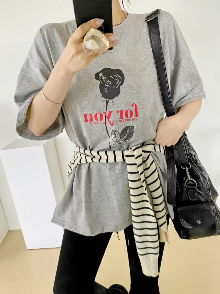 英字玫瑰花淺灰上衣