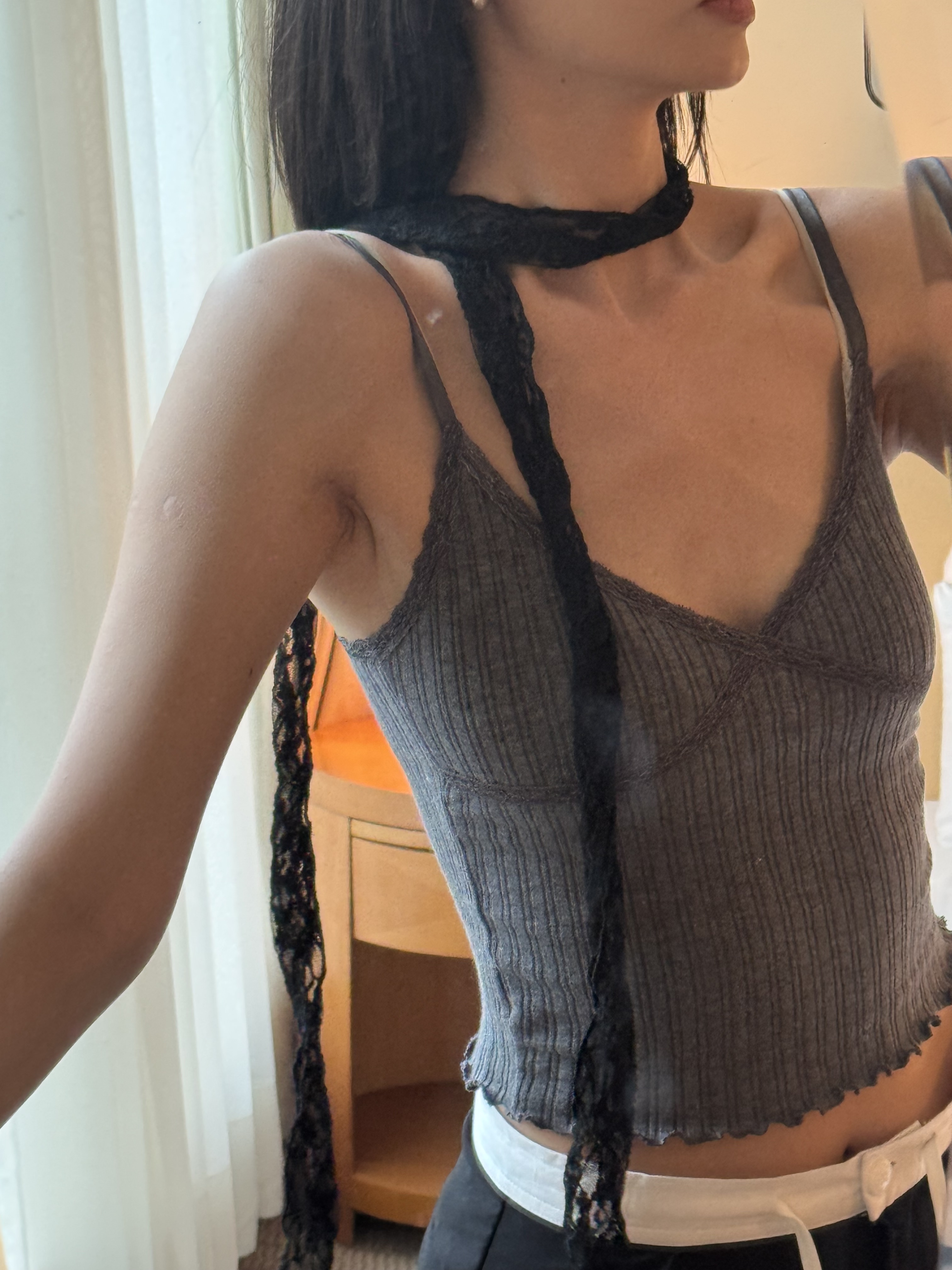 (新貨88折💓)法式直紋木耳邊V領背心 T260407(白/米黃/深灰)