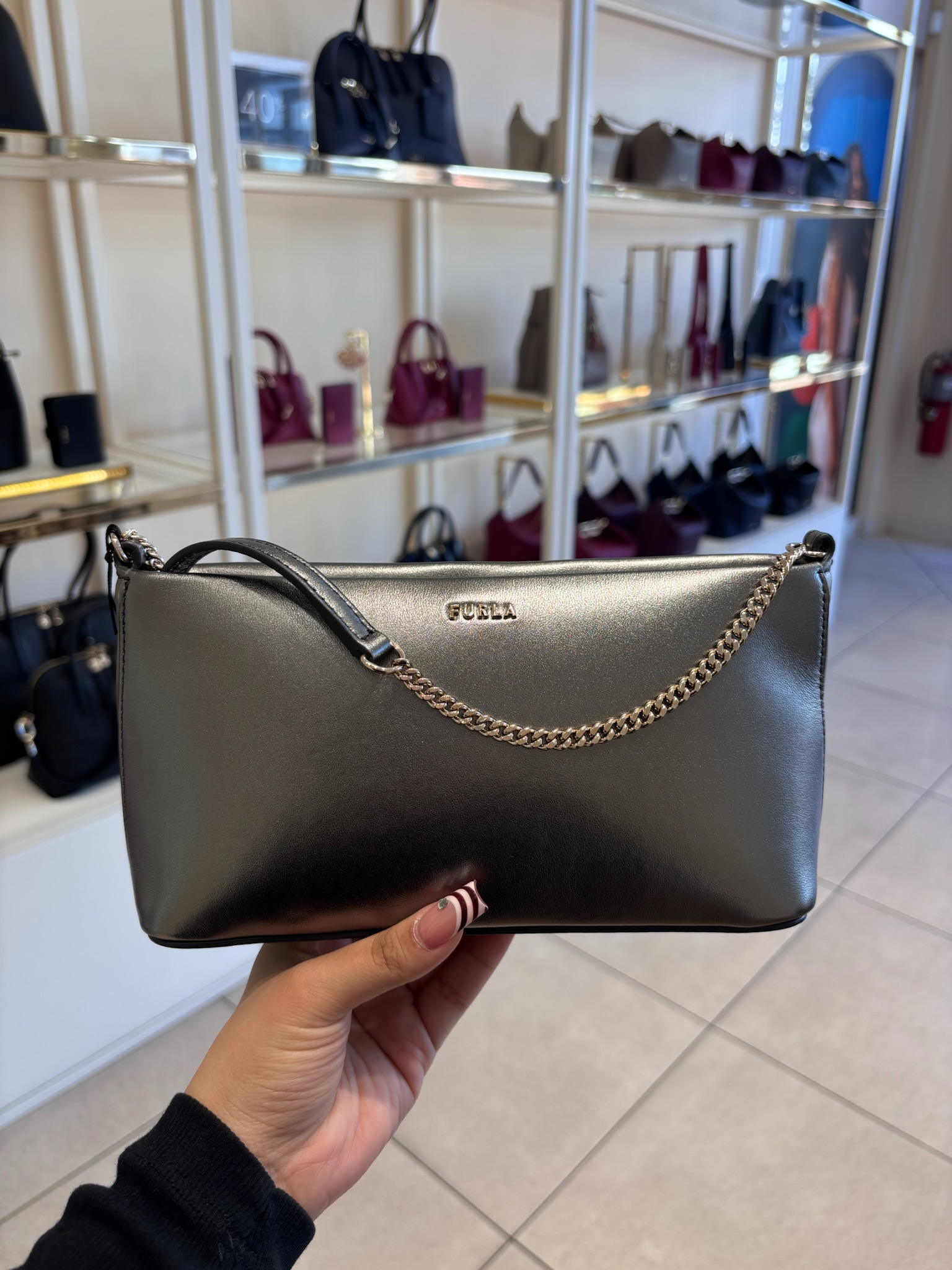 【預購】FURLA H040464 金屬光澤平滑牛皮鍊條裝飾手提包