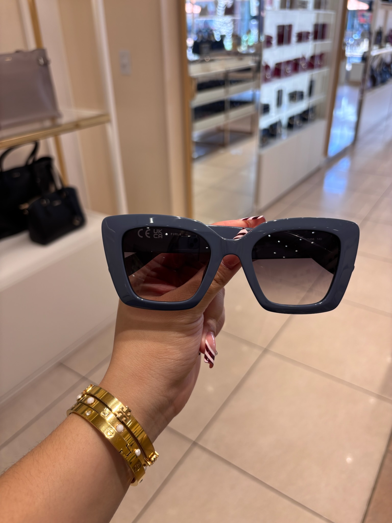 【預購】FURLA H040466 漸層方形太陽眼鏡