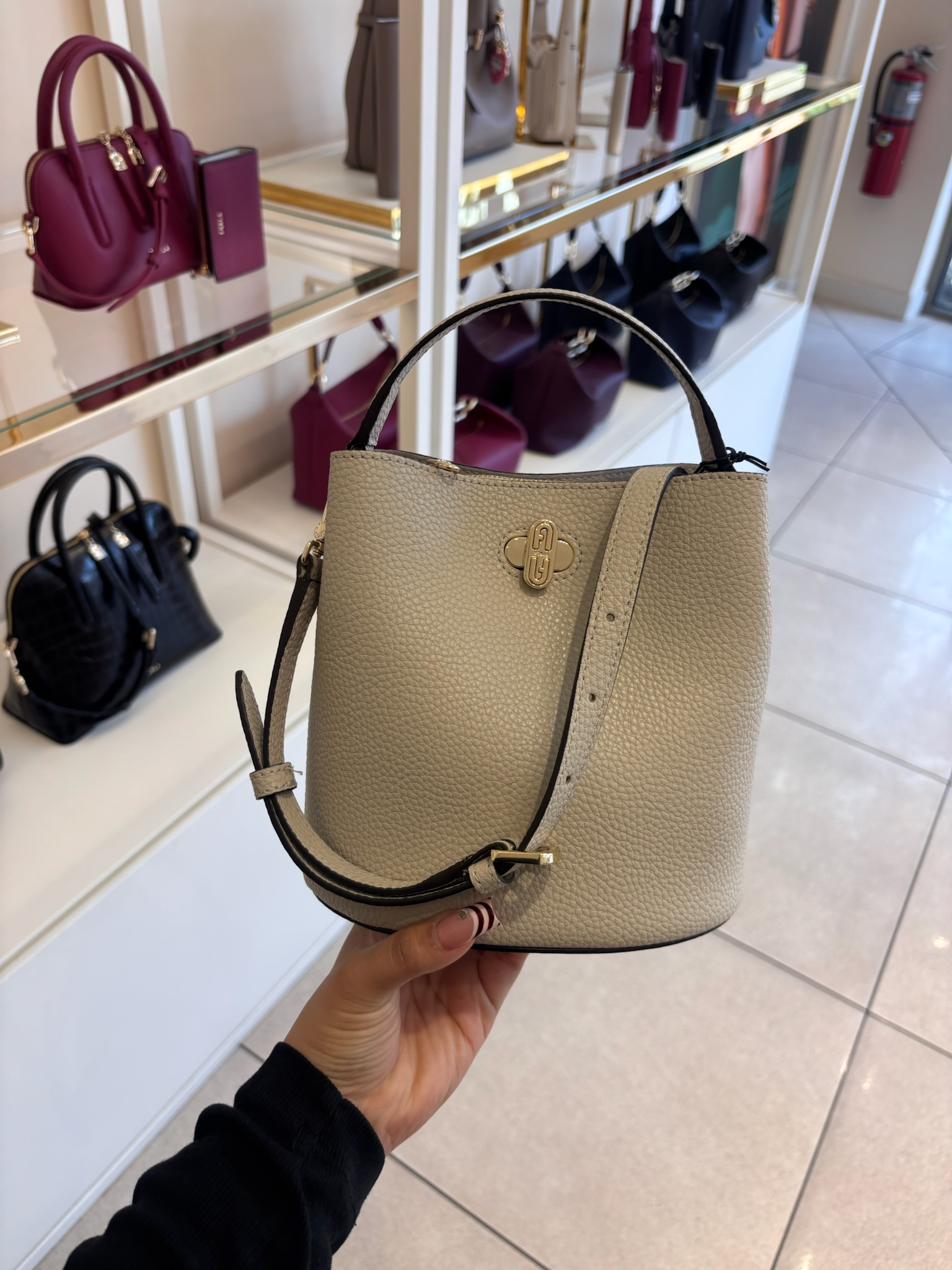 【預購】FURLA H040469 荔枝紋牛皮轉扣水桶包