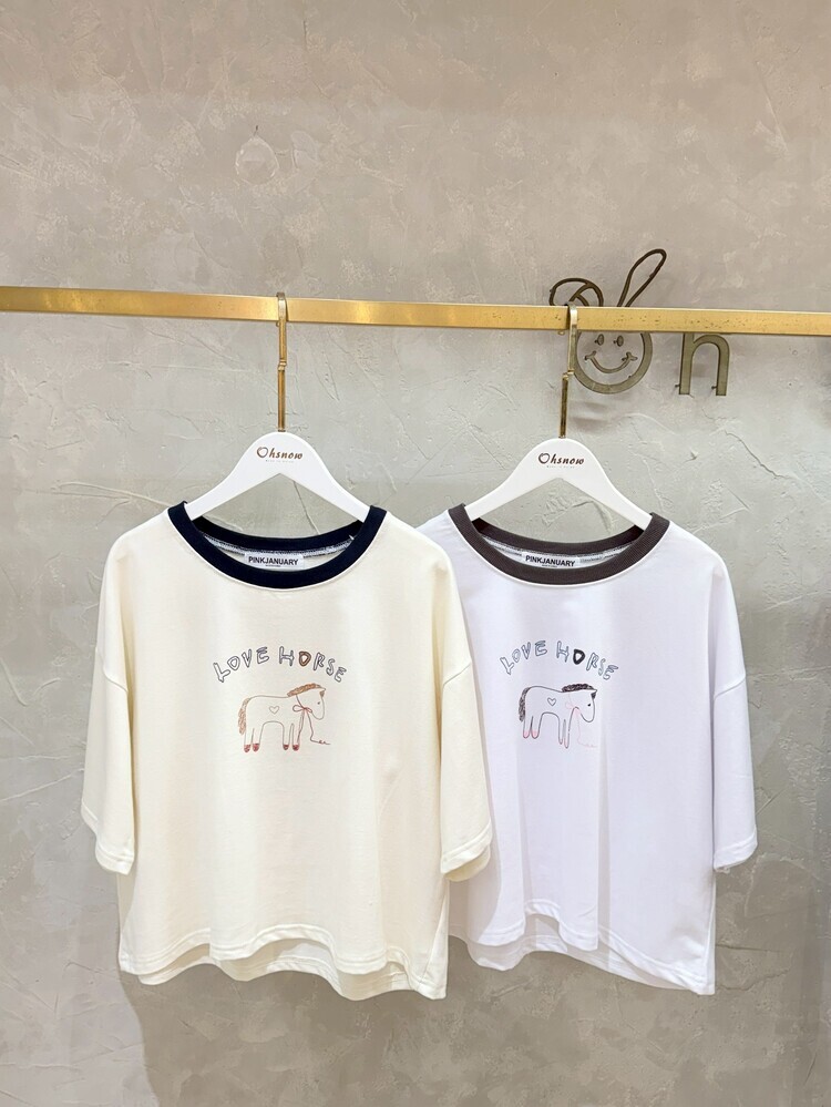 『白色』手繪風線條愛心小馬撞色領上衣