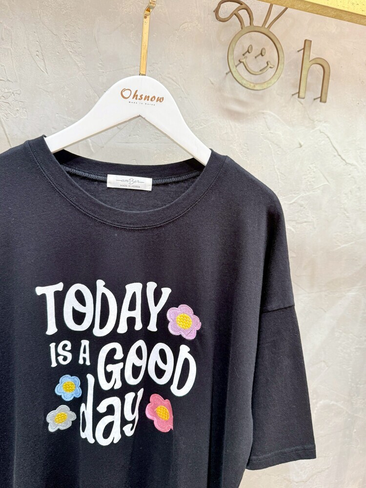 刺繡花朵英字上衣