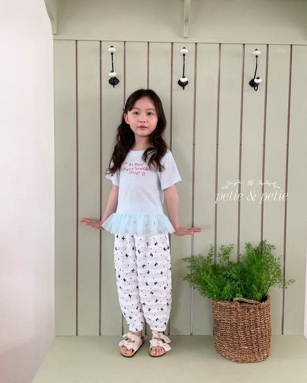 正韓夏Petitpetit 兩色蕾絲拼接字母上衣