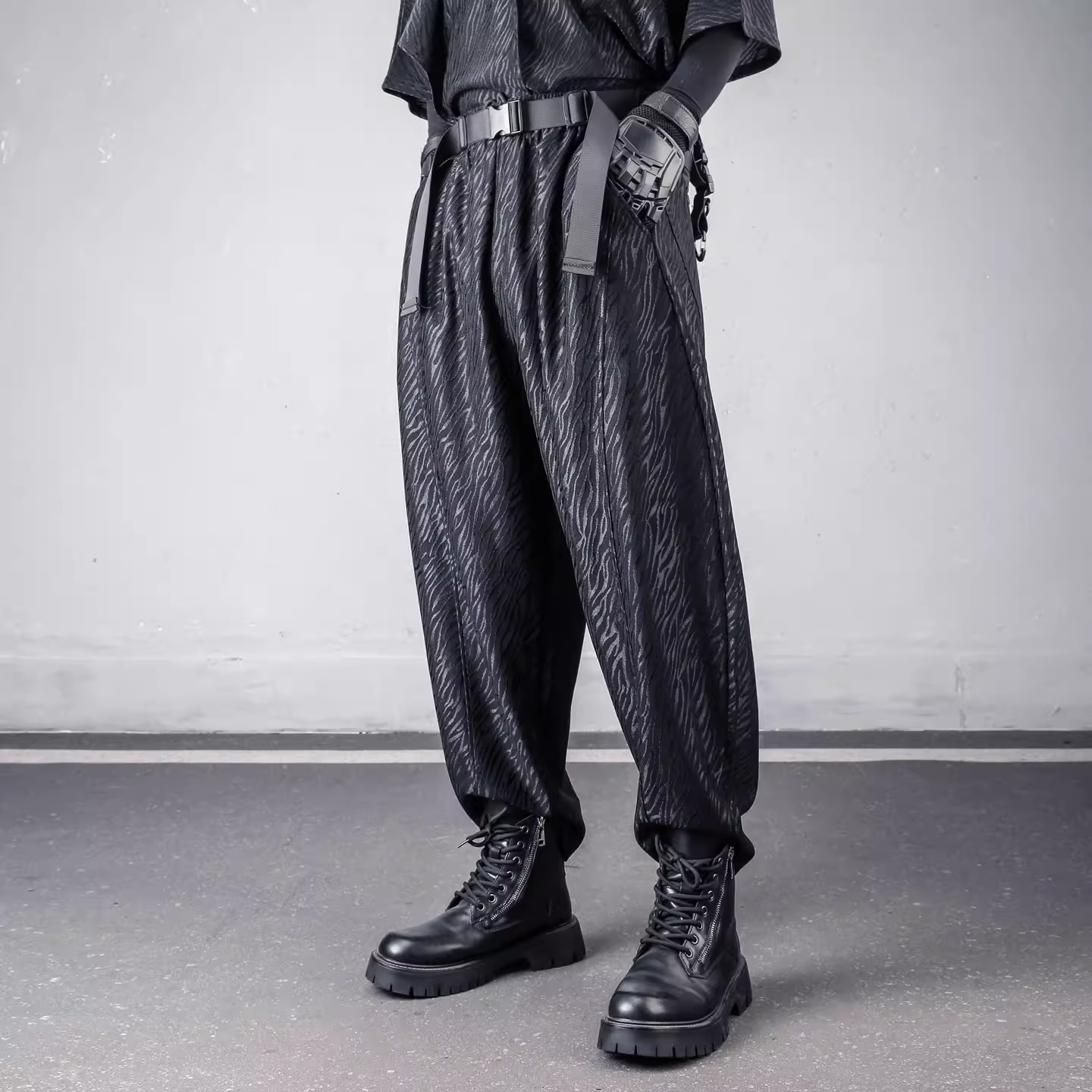 𝙏𝙀𝘾𝙃𝙒𝙀𝘼𝙍  暗黑垂感寬鬆涼感抗皺條紋長褲