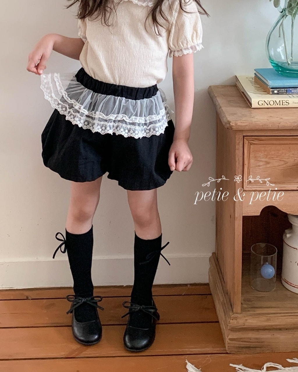 正韓夏Petitpetit 兩色奶油蕾絲短褲