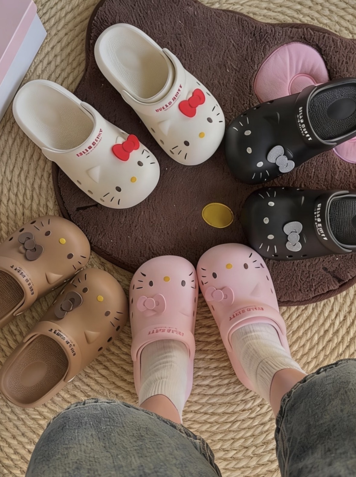 代購-正版授權｜Sanrio三麗鷗 ×Hello Kitty凱蒂貓 防滑 厚底 增高 透氣 洞洞鞋 包頭踩屎感 拖鞋