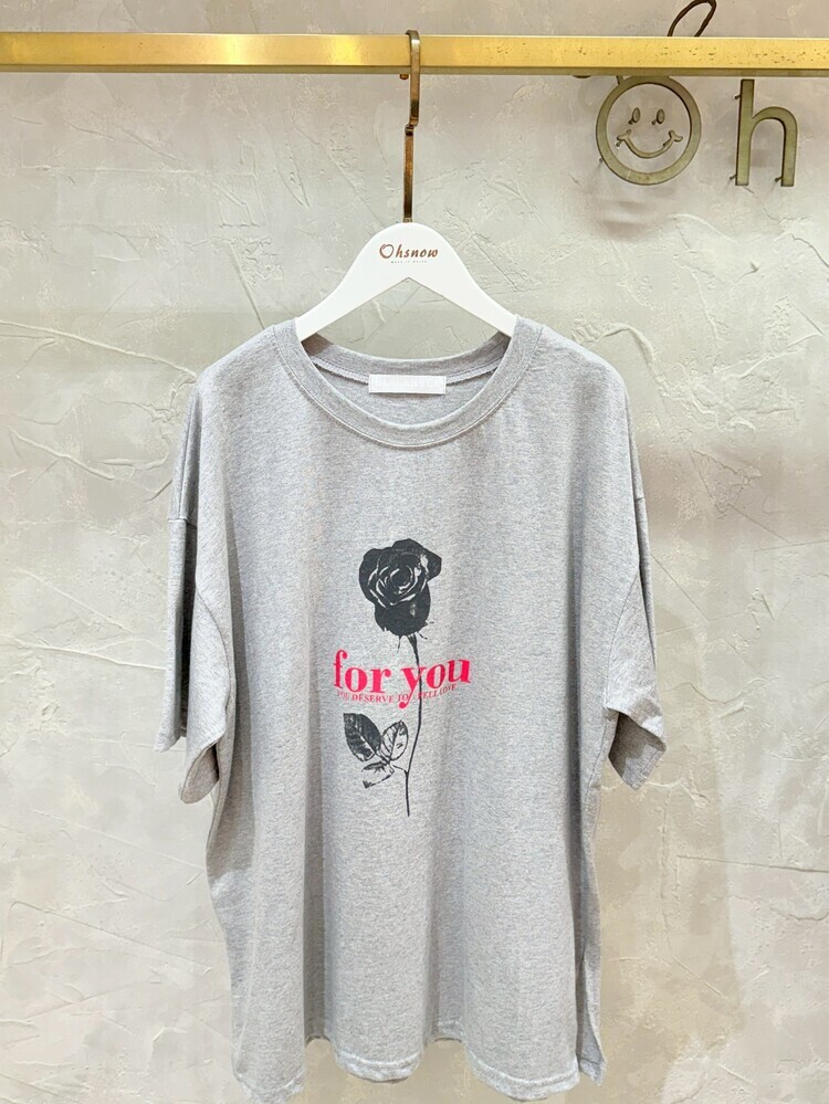 英字玫瑰花淺灰上衣