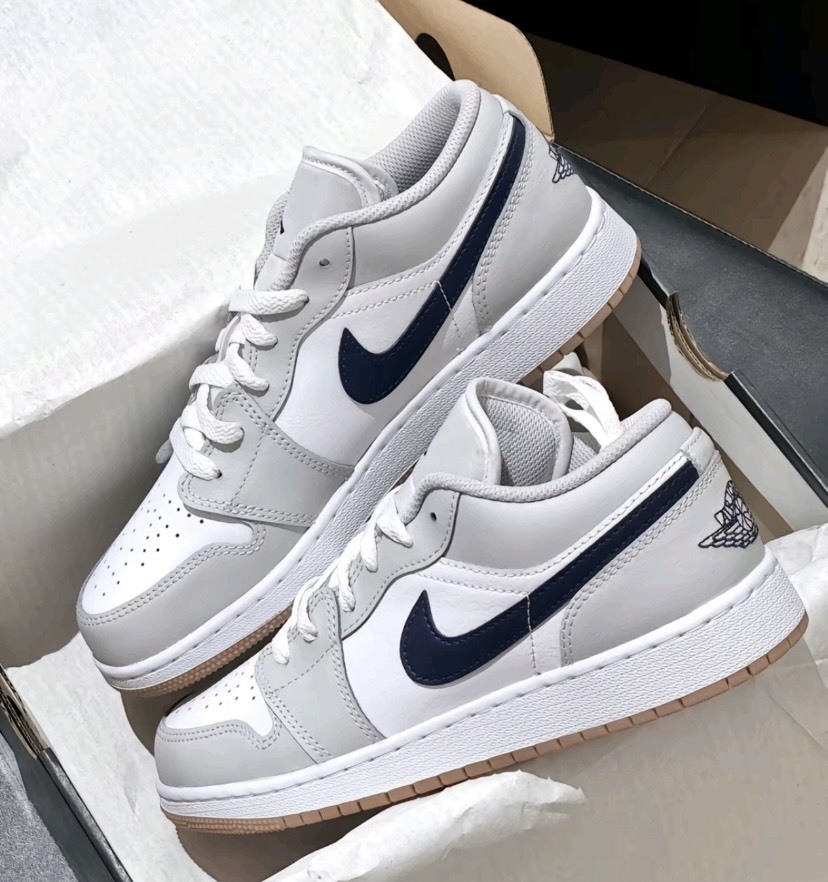 NIKE AIR JORDAN 1 LOW 淺灰 灰白 深藍勾 大童鞋 553560-146