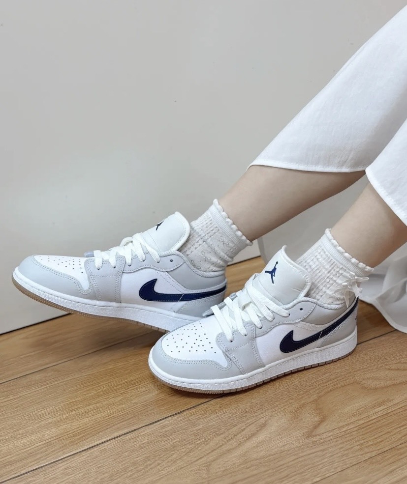 NIKE AIR JORDAN 1 LOW 淺灰 灰白 深藍勾 大童鞋 553560-146