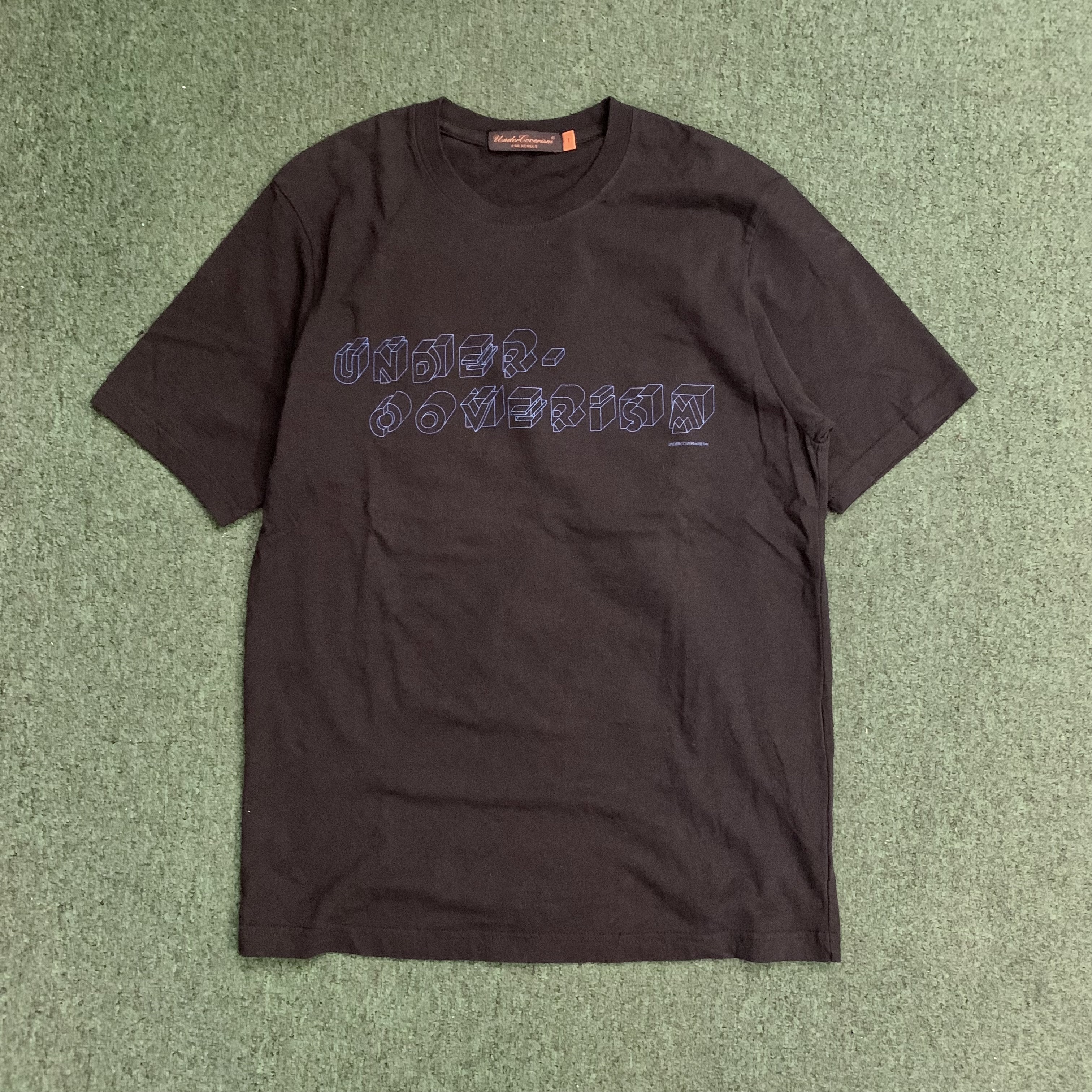 UNDERCOVER 3D WORDS LOGO TEE ((S+)) *新品 (未使用) - BLACK SIZE S IN STOCK NOW (現貨發售中)