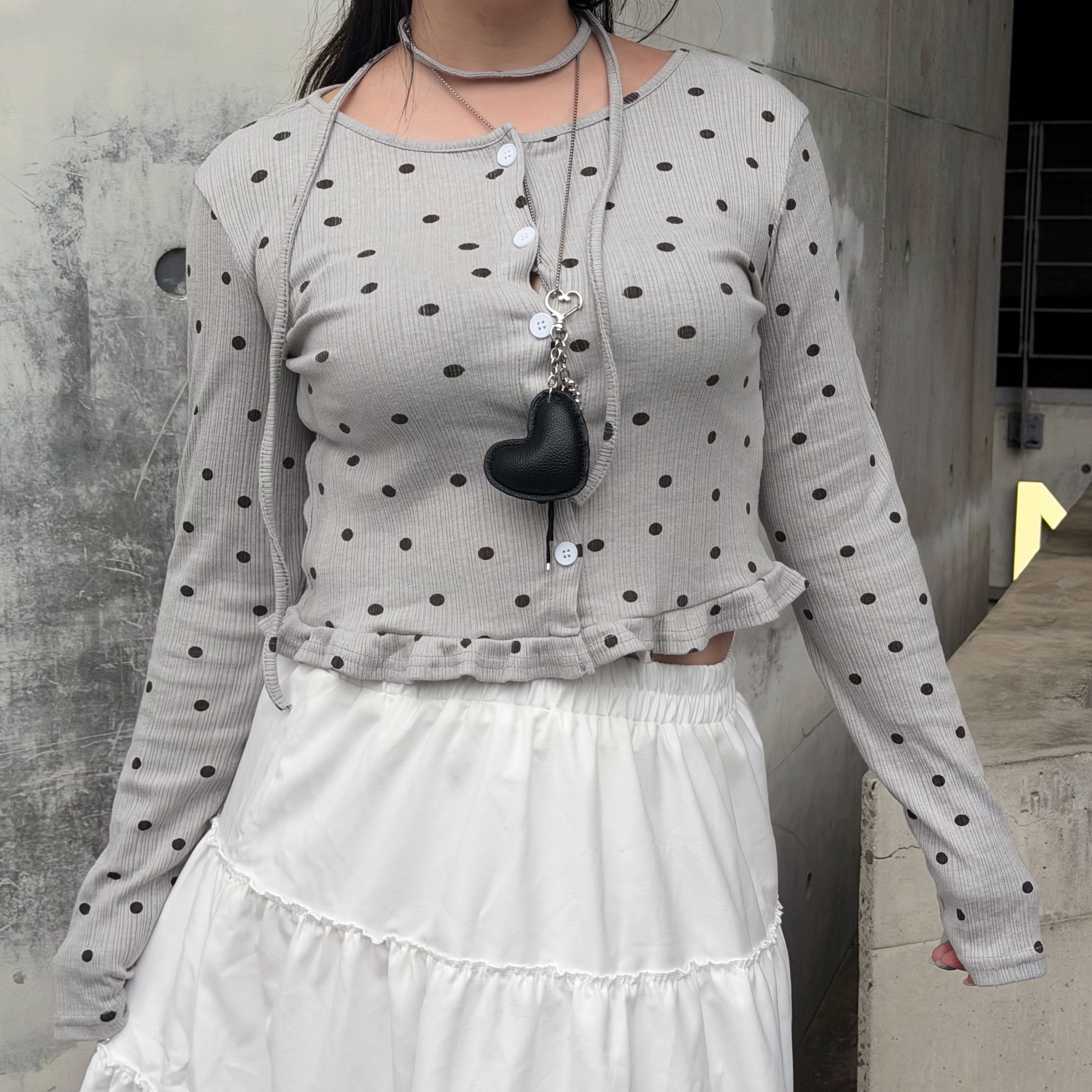 A6 奶灰點點 荷葉邊上衣（附圍脖）