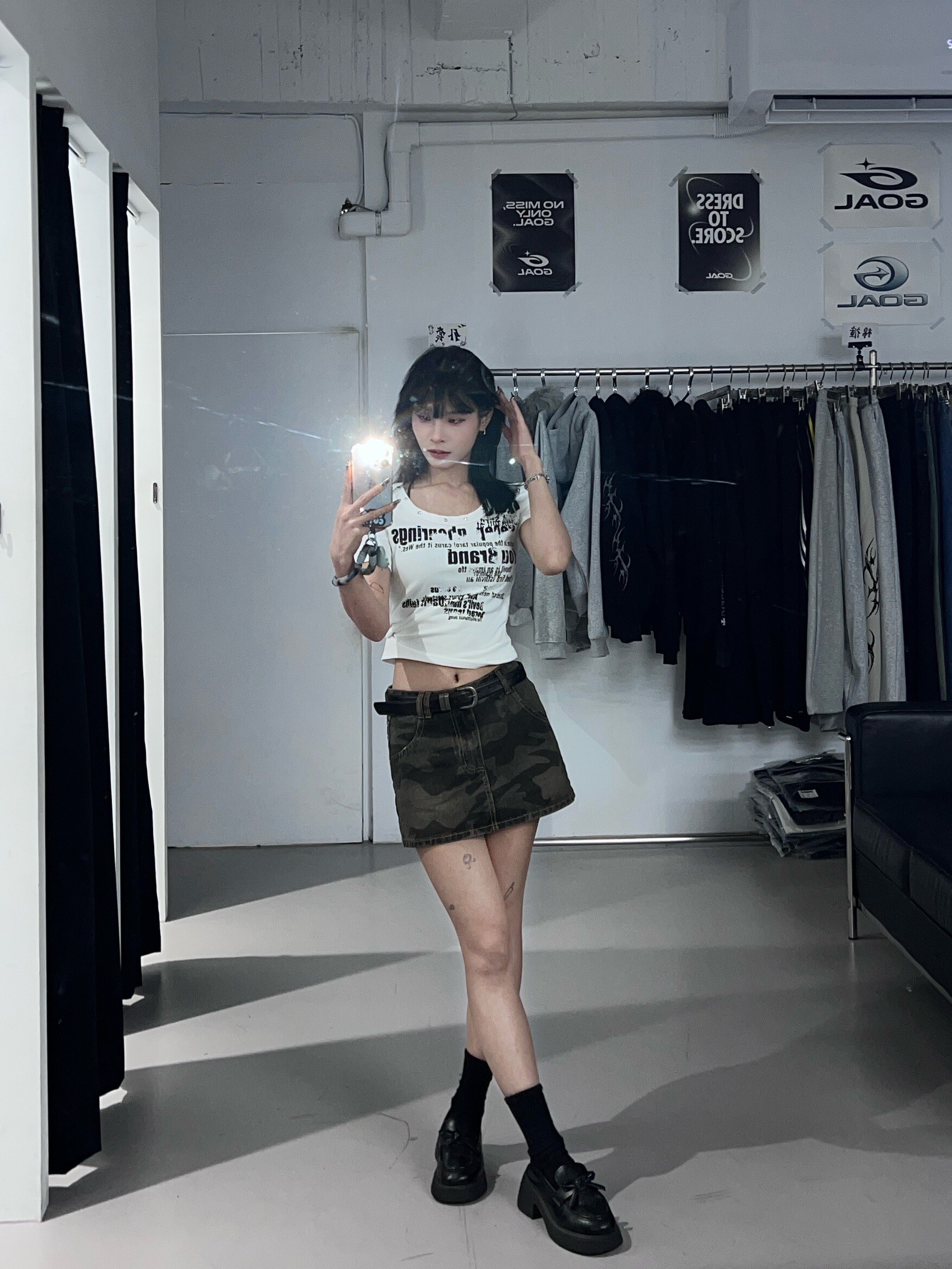 (GOAL) 美式U領鉚釘塗鴉短版上衣 2126