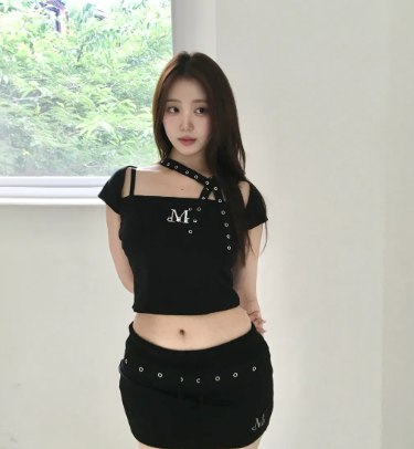 韓國🇰🇷連線 MUCENT 金屬孔洞設計感露背短袖上衣 開方式領口設計 鏤空 短版 短袖 T恤 黑色(任買兩件7-11免運)/預購