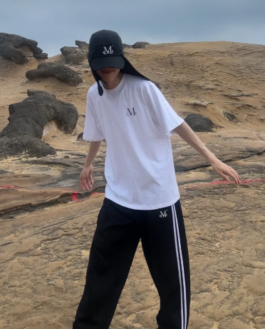 韓國🇰🇷連線 MUCENT 側邊線條刺繡寬鬆運動棉褲 刺繡 休閒褲 長褲 棉褲 運動褲 抽繩 黑色(任買兩件7-11免運)/預購