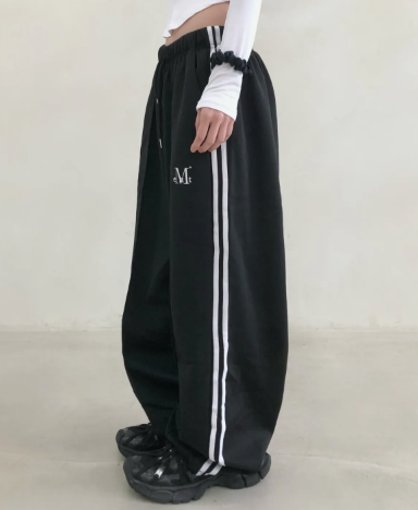 韓國🇰🇷連線 MUCENT 側邊線條刺繡寬鬆運動棉褲 刺繡 休閒褲 長褲 棉褲 運動褲 抽繩 黑色(任買兩件7-11免運)/預購