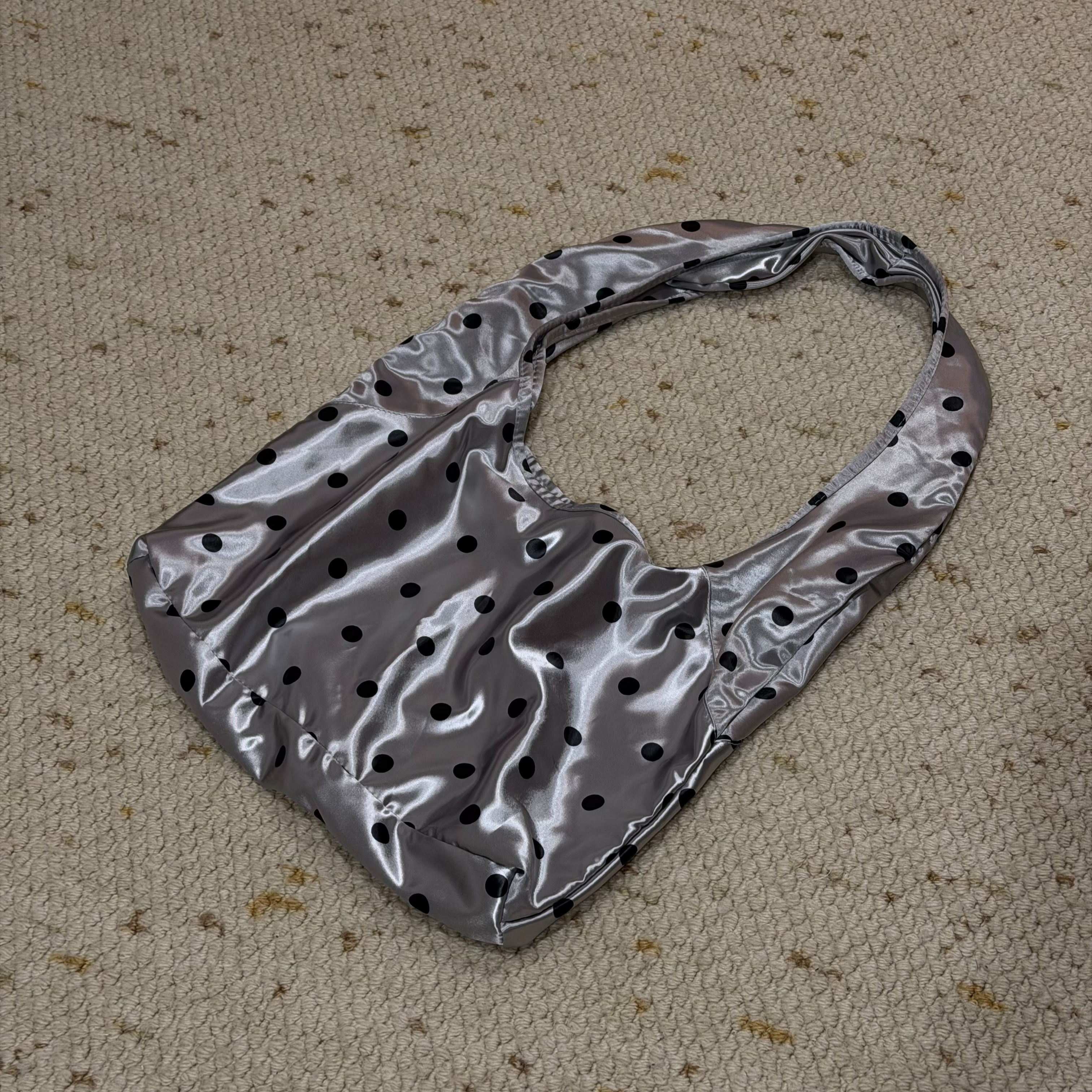 C2 🩶銀灰點點 緞面托特包（滿$3200贈品）