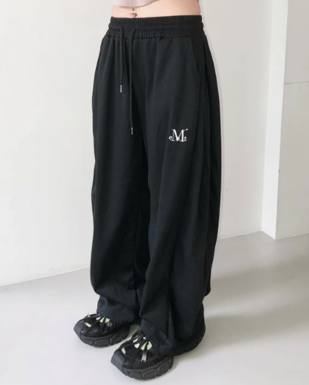 韓國🇰🇷連線 MUCENT 側口袋寬鬆運動棉褲 刺繡 休閒褲 長褲 棉褲 運動褲 抽繩 2色 無刷毛 (任買兩件7-11免運)/預購