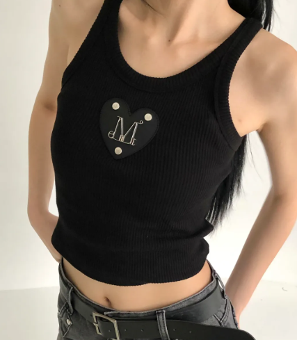 韓國🇰🇷連線 MUCENT 金屬愛心皮革Logo小背心 愛心 皮革 小背心 小可愛 羅紋 無袖背心 短版 2色(任買兩件7-11免運)/預購