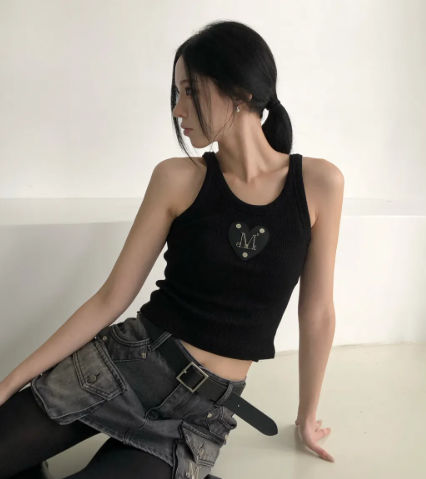 韓國🇰🇷連線 MUCENT 金屬愛心皮革Logo小背心 愛心 皮革 小背心 小可愛 羅紋 無袖背心 短版 2色(任買兩件7-11免運)/預購