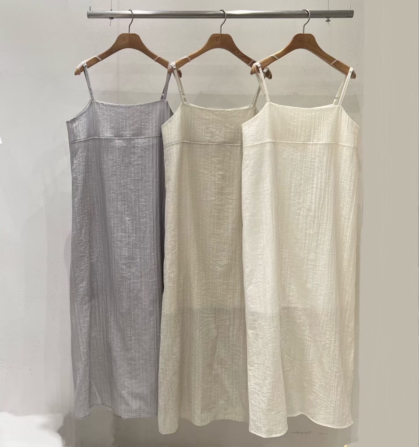 GI6002 暗坑紋皺皺吊帶背心裙