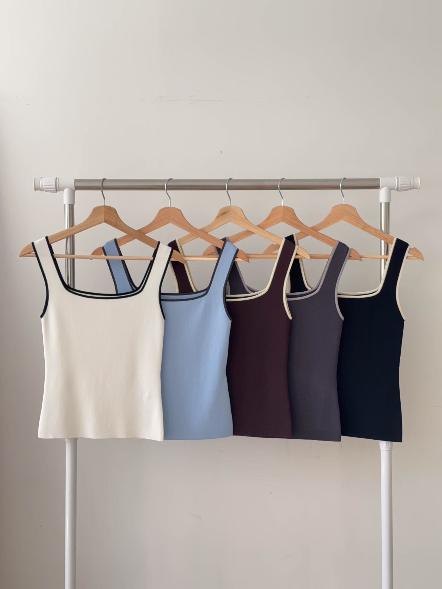 GI6012 撞色邊方領粗肩帶背心