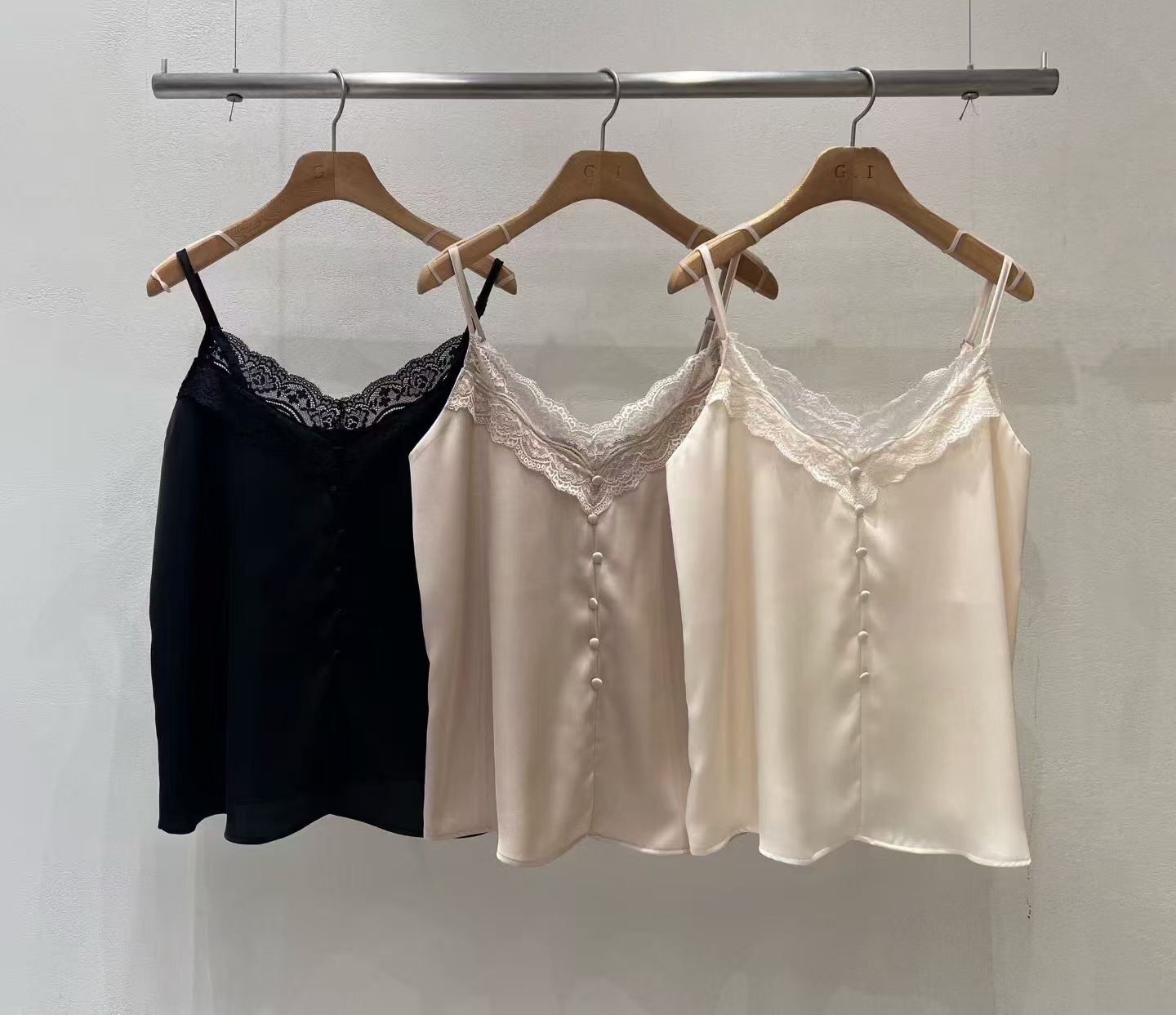 GI6022 蕾絲假排扣緞面吊帶背心